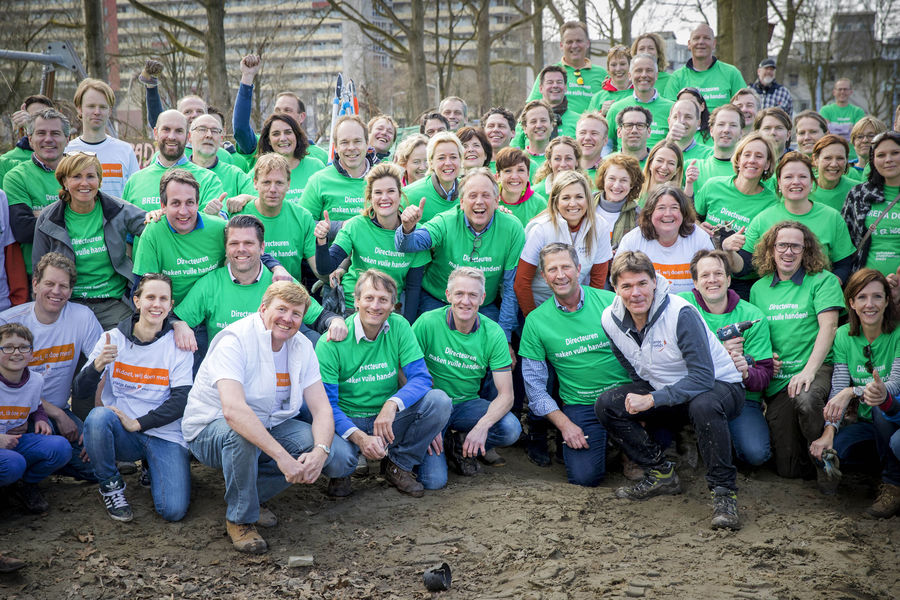 Amersfoortse ondernemers, samen met Koning Willem-Alexander en Koningin Máxima, tijdens NLdoet in Amersfoort
